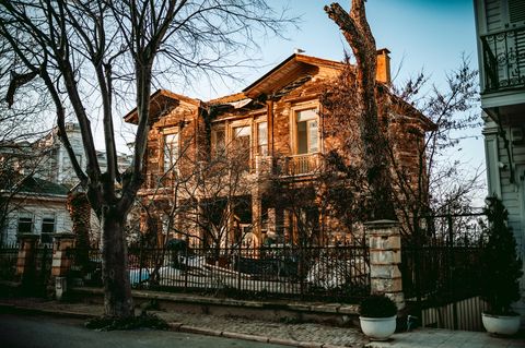 Почему клееный брус выбирают для премиальных домов в Москве