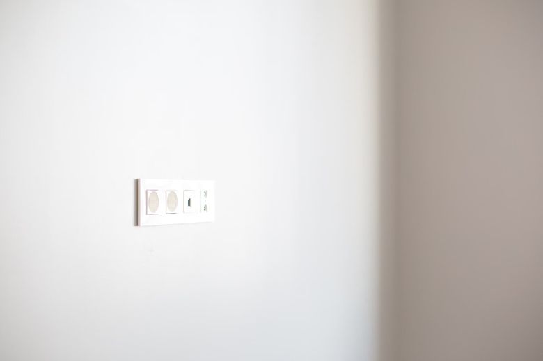 Какие нормативы СП 256.1325800.2016 и ПУЭ действуют при модернизации электрики в White