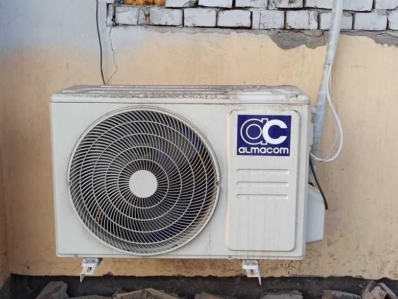 Какие параметры микроклимата нужно контролировать и какие нормативы действуют?