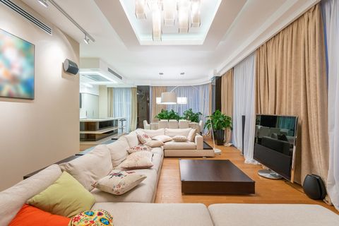 Почему одной люстры недостаточно для гостиной 50+ м²
