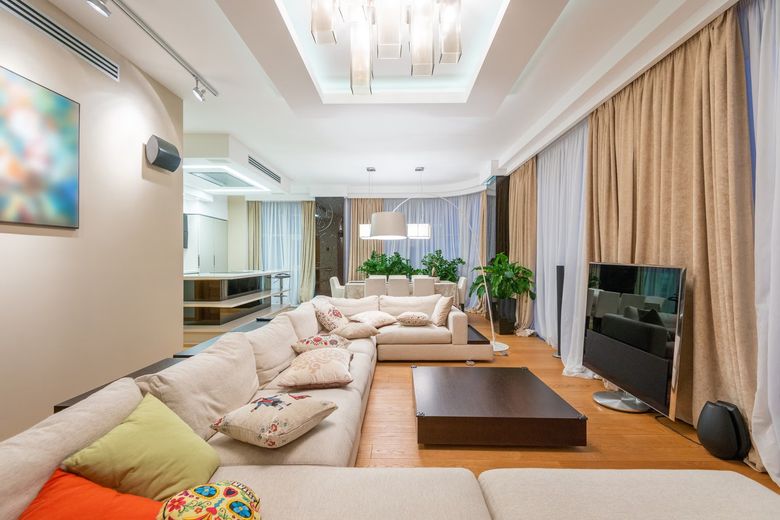 Почему одной люстры недостаточно для гостиной 50+ м²