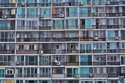 Нужно ли разрешение на установку внешнего блока кондиционера на фасаде ЖК «Бадаевский»?